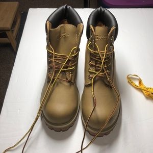 Rugged Outback tan waterproof boots size 8.5